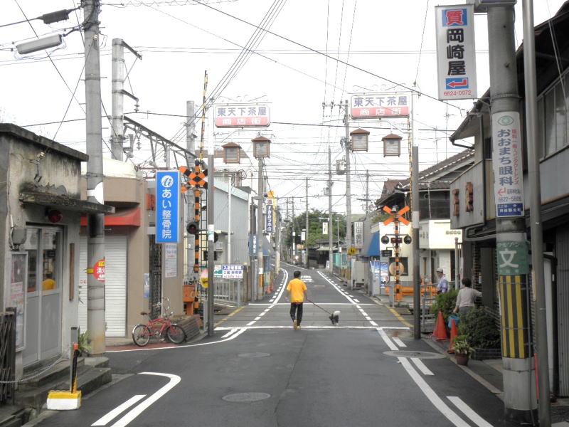 人通りのない東天下茶屋の踏切り