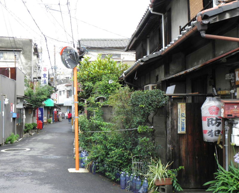 聖天山を過ぎると天下茶屋の下町に
