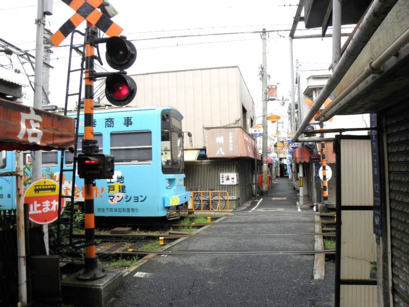踏切を通り過ぎる、えびす町行きの阪堺電車