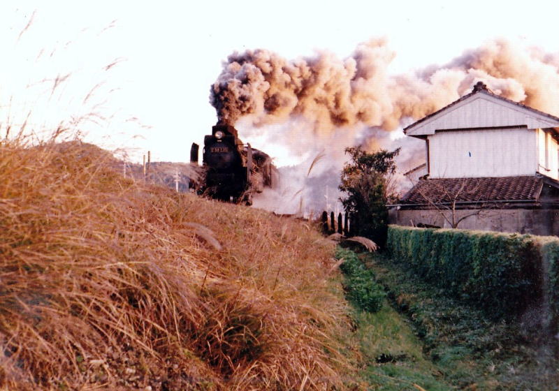 Ｃ５８-２３５が牽く朝の一番貨物