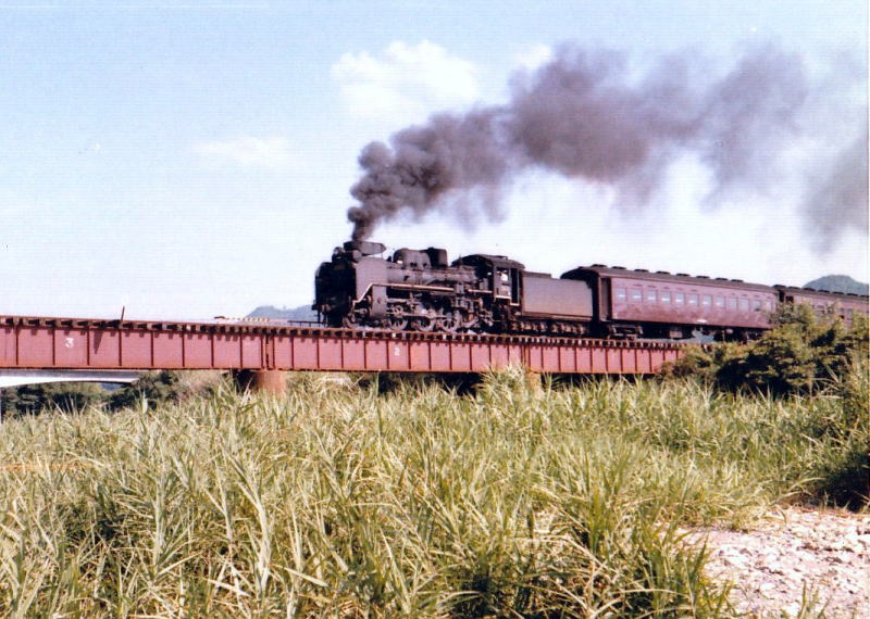 下里付近　太田川鉄橋を渡るC58牽引の下り列車