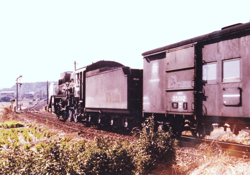 昭和４３年１２月　下里駅に入るＣ５８けん引の下り貨物