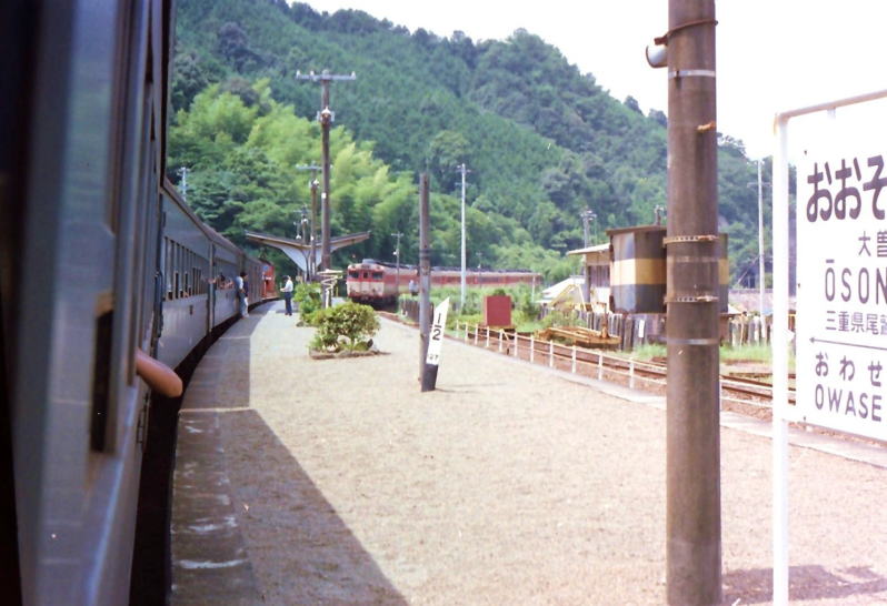 大曽根浦駅で急行を退避する亀山行き普通列車