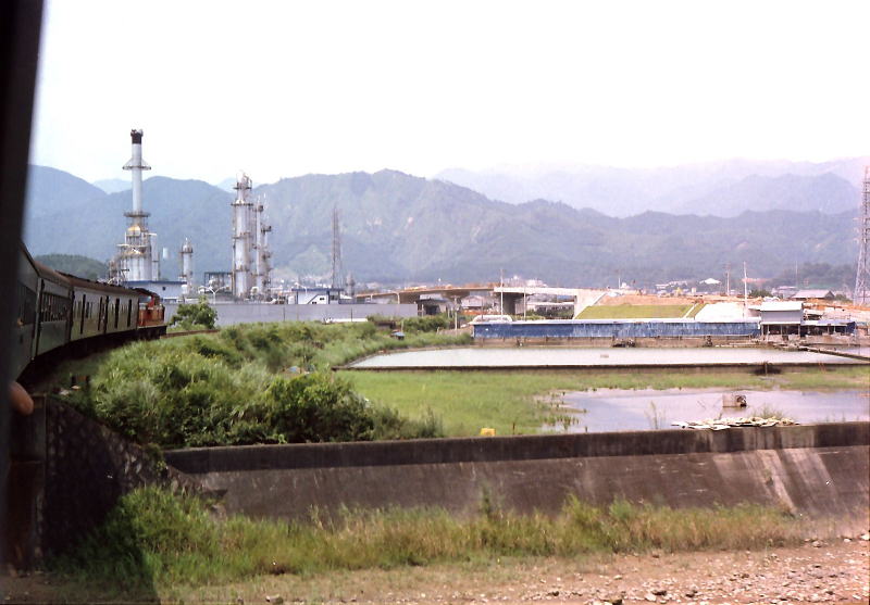 まもなく尾鷲に到着するＤＤ５１牽引の列車