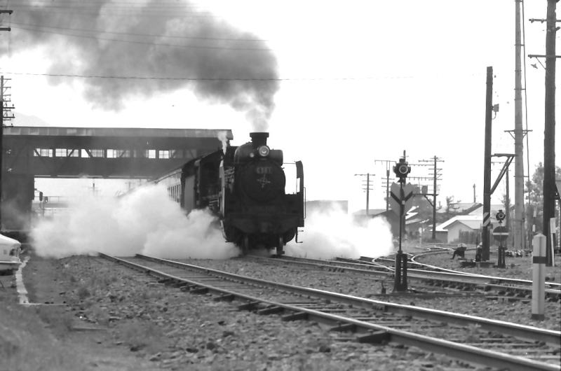 昭和46（1971）年8月　釧網本線　斜里駅を出発する網走行き