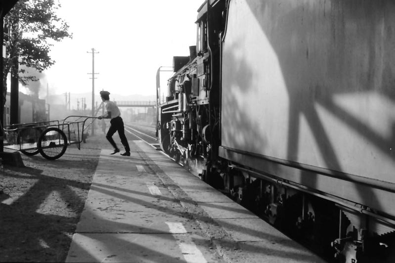 Ｄ５１がホームを挟んで停車中。八雲駅　