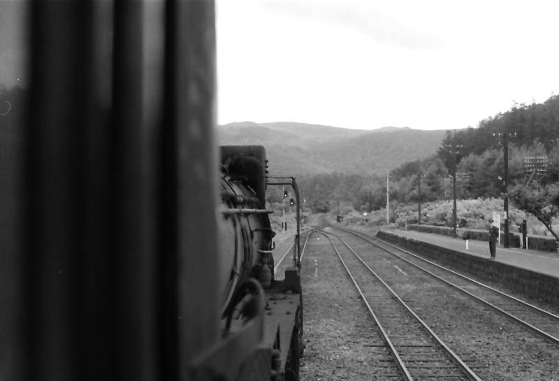 比羅夫駅にて。Ｄ５１のキャブから前方を見る。