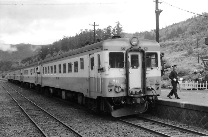 比羅夫駅　キハ２２が５両編成の列車。