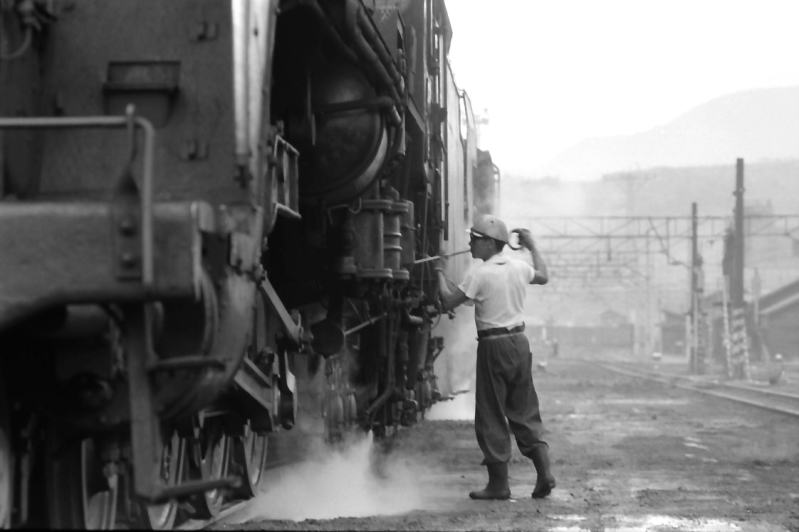 小樽築港機関区　Ｃ６２２の出庫前の火床整理。