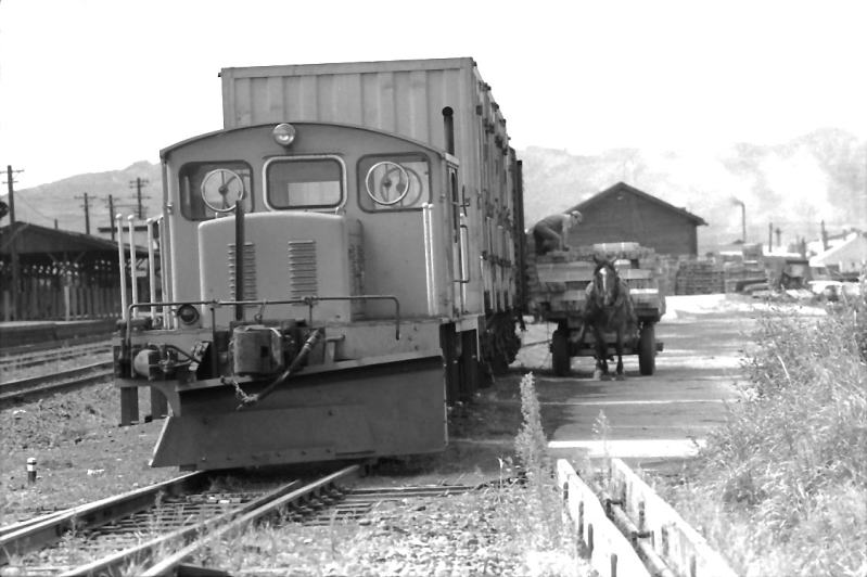 昭和４６年８月　八雲駅　馬車からコンテナに荷物を積み込む。