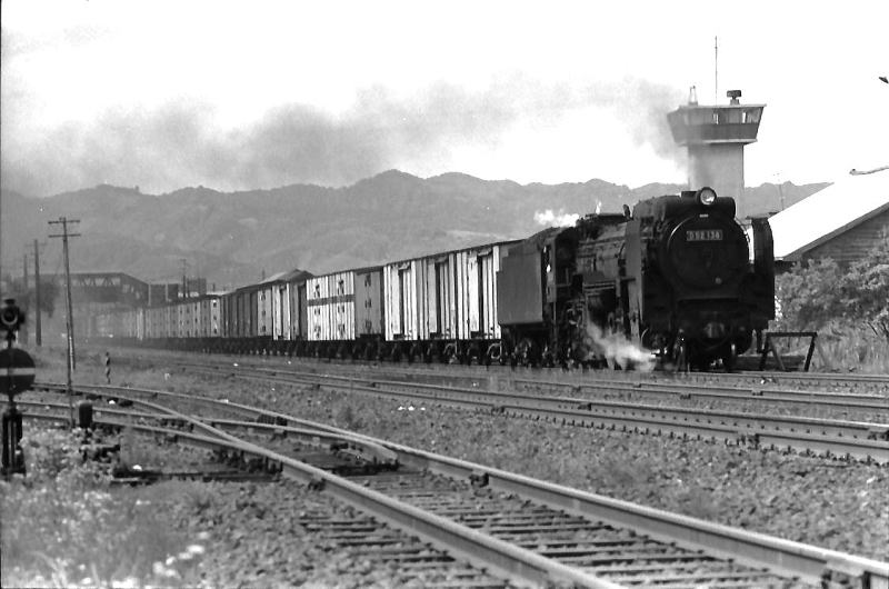 昭和４６年８月。函館本線八雲駅を通過するＤ５２けん引の急行貨物。
