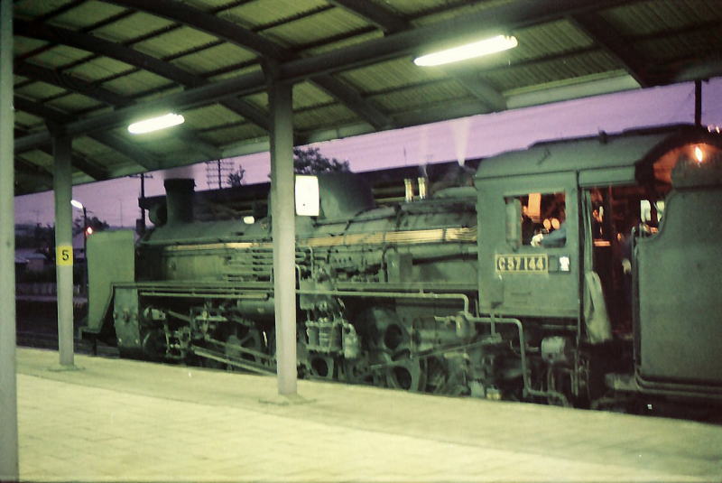 昭和４４年７月。室蘭本線洞爺駅？　向かい側のＣ５７１４４。