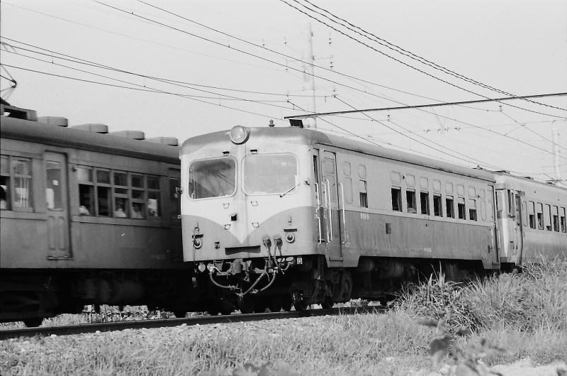 六十谷付近を行くキハユニ１６先頭の「きのくに」