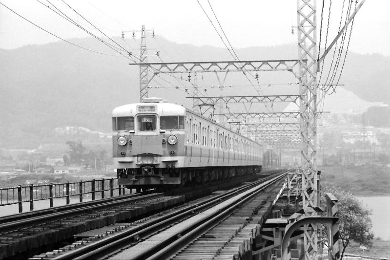 同じく紀ノ川鉄橋　１１３系の天王寺行快速
