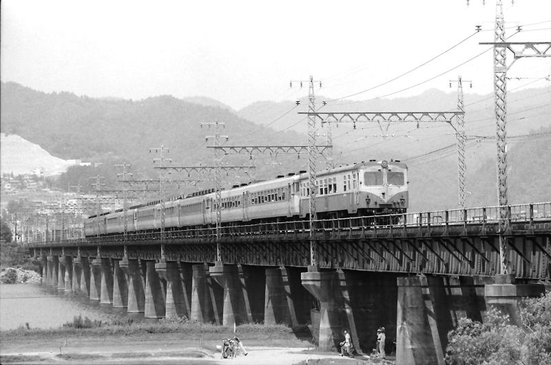 紀勢本線直通のキハ５８系「きのくに１号」最後部はキハユニ１６