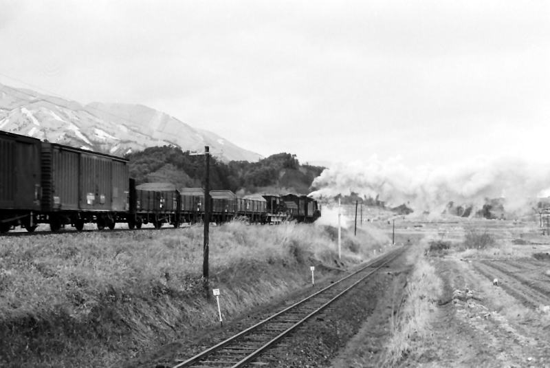 寒風の中　北宇智を出て坂を登っていく列車。