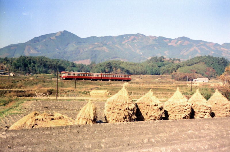 北宇智　金剛山の麓を行くキハ45