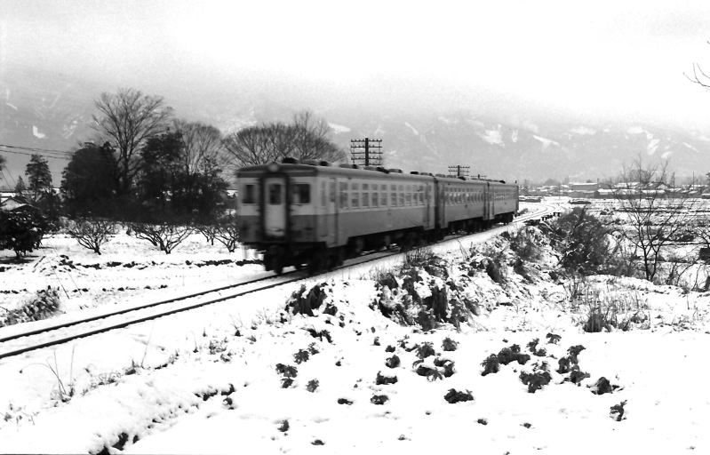 <FONT size="+1">掖上・御所間　　キハ18をはさんだキハ17系3両固定の列車。</FONT>