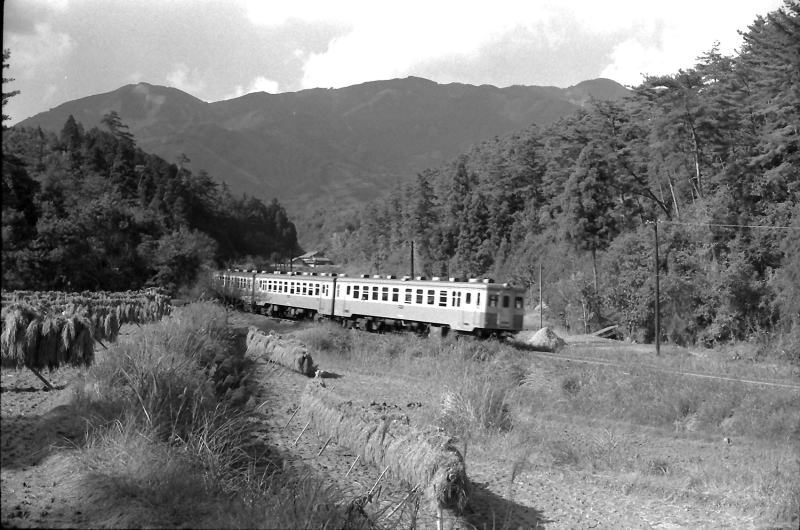 北宇智・吉野口間　　吉野口側の坂を下る17系天王寺行き