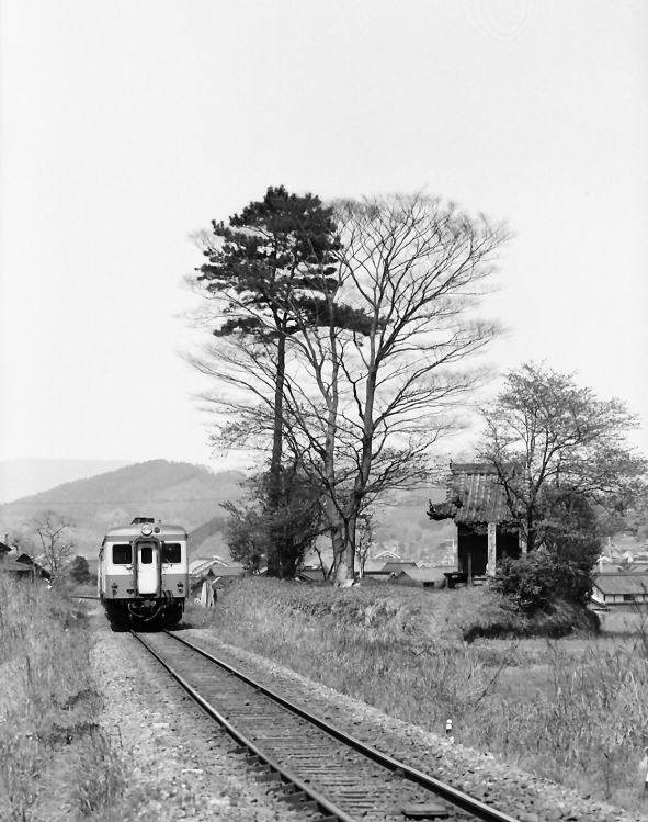 吉野口付近　近鉄吉野線との合流点近くを行くキハ20。