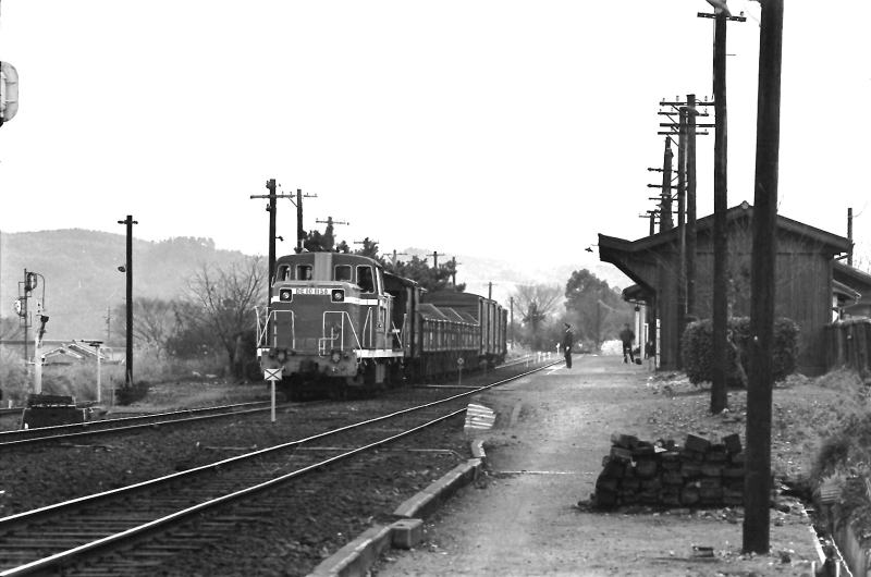 北宇智を出るDE10牽引の貨物