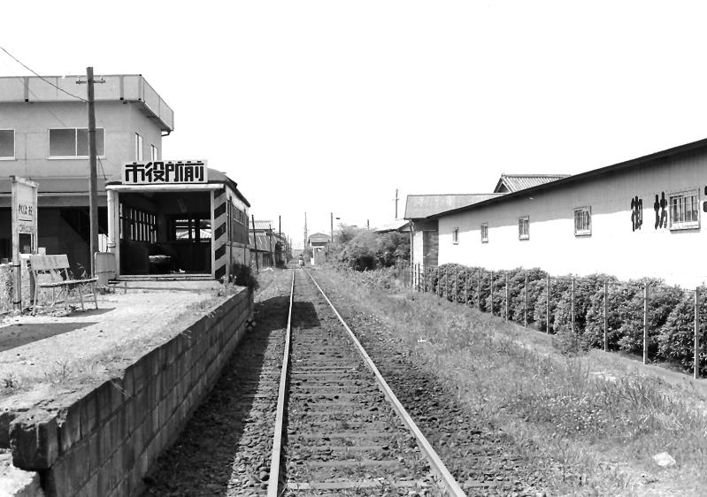 気動車の車体が待合室の市役所前駅