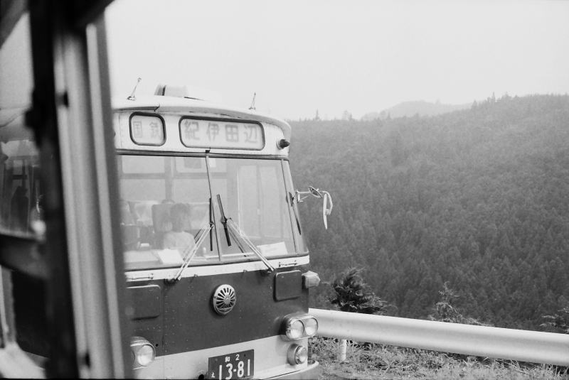 途中ですれ違った田辺行のバス