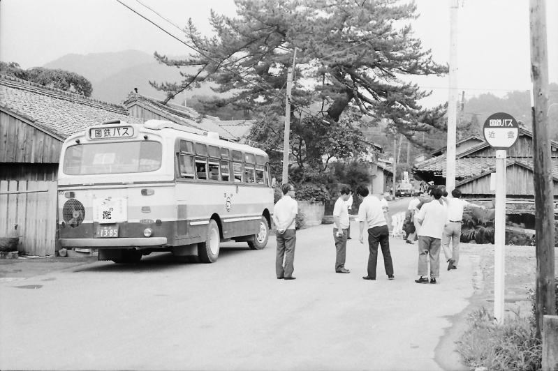 近露の停留所でバスを降りて身体を伸ばす人たち