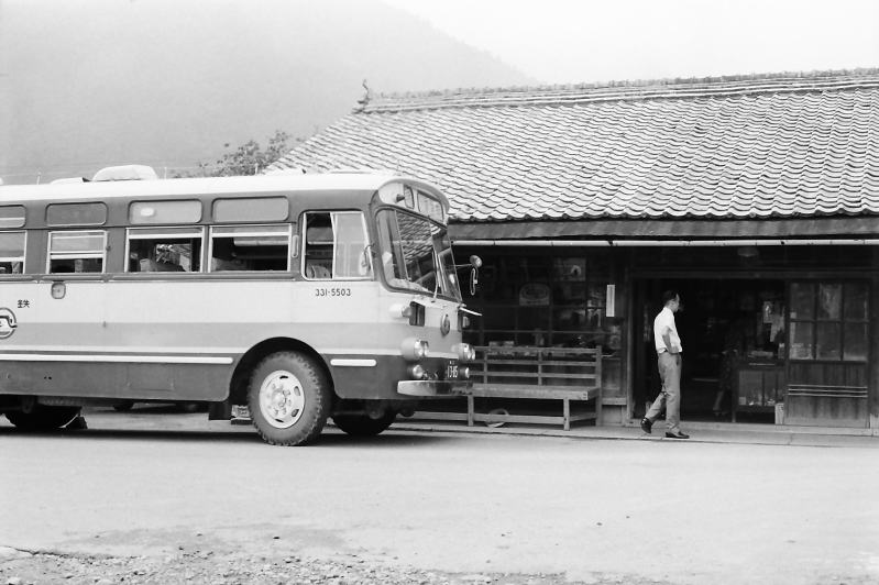 近露の停留所に着いた国鉄バス