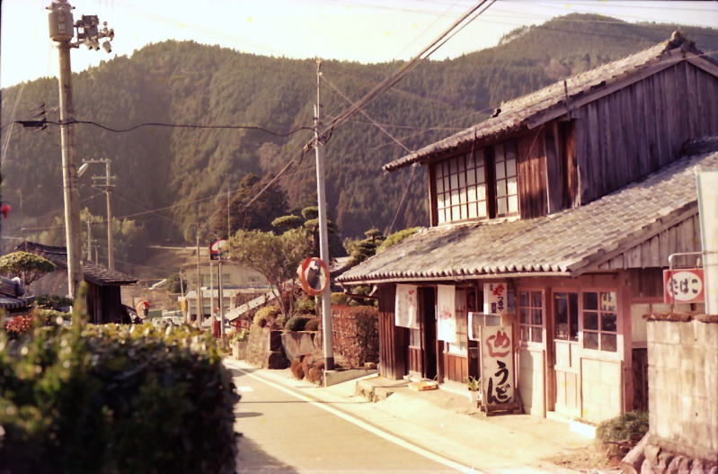 近露の目抜き通り