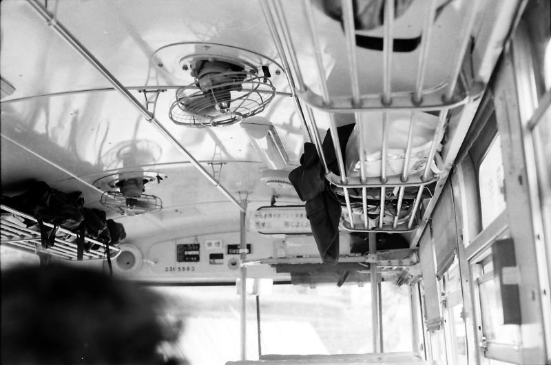 国鉄バスの天井の画像。扇風機が回っています。