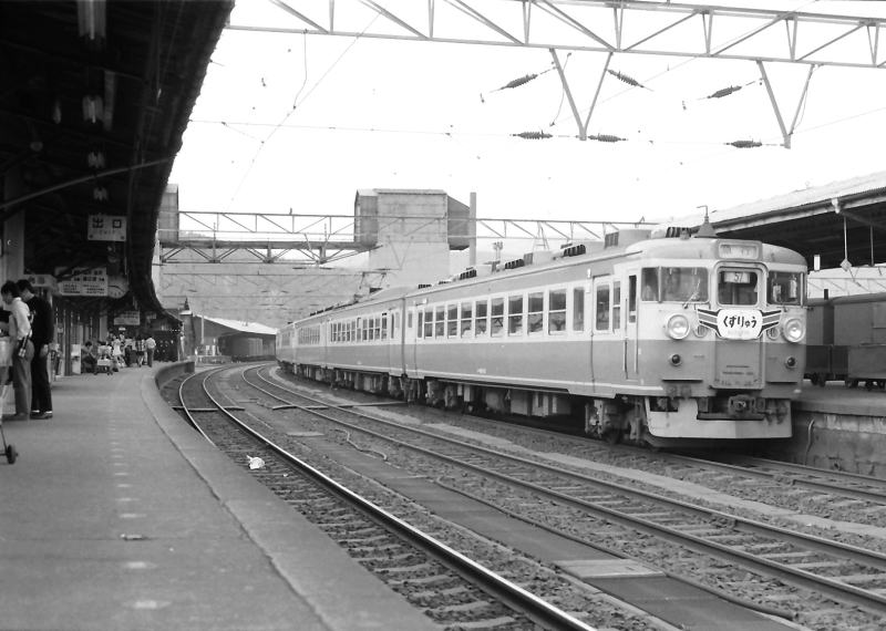 北陸本線敦賀駅。　名古屋行きの急行「くずりゅう」