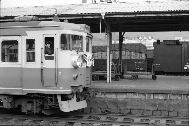 「くずりゅう」の先頭部とホームの荷車。