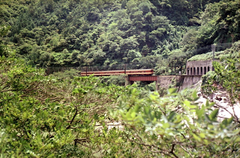 昭和４３年７月　笠置　キハ５５系の急行かすが