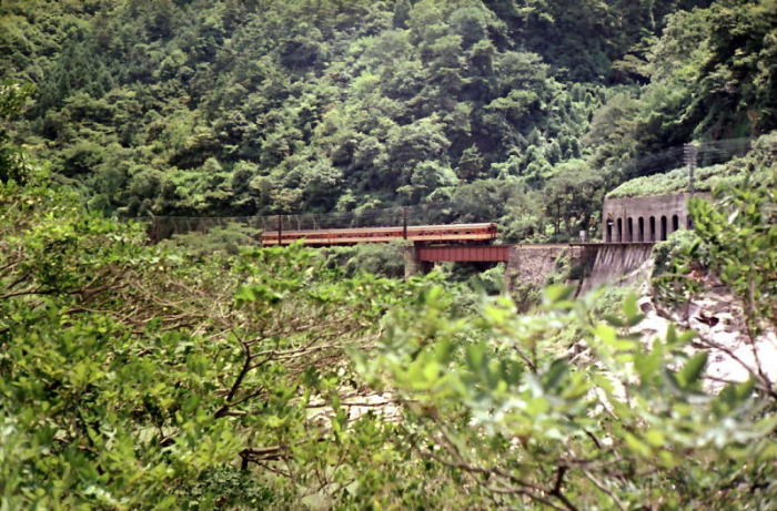 昭和４３年夏の画像。笠置駅に近づくキハ５５系の急行かすが