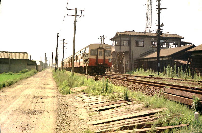 昭和４３年７月　竜華操車場の横の久宝寺駅付近を通過するキハ３５．