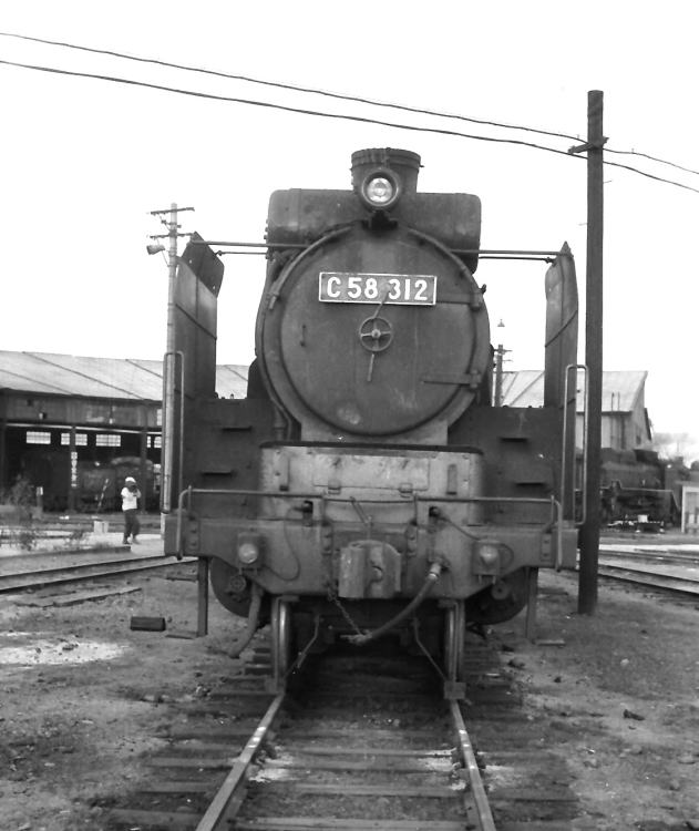       ボイラーの火を落としていたＣ58312の正面