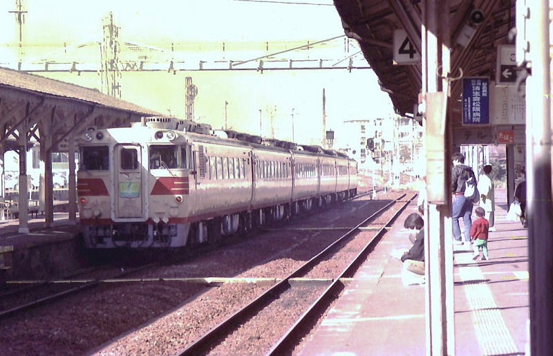 松坂駅を出て行く、キハ８２の名古屋行き特急「南紀」