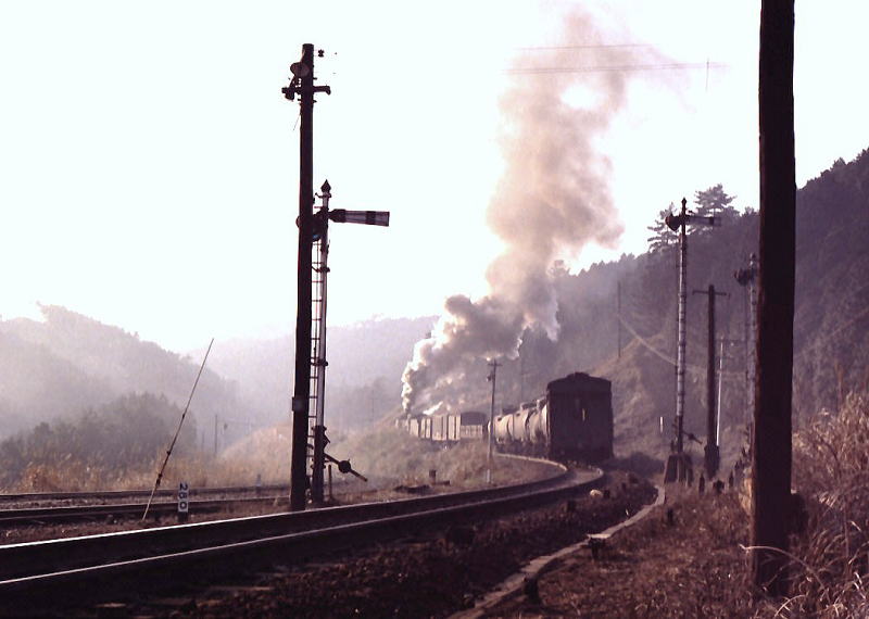 中在家信号場　本線を登って行く貨物