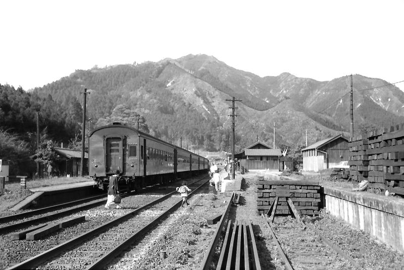 昭和４４年５月３日　関西本線加太駅　停車中の７２４列車