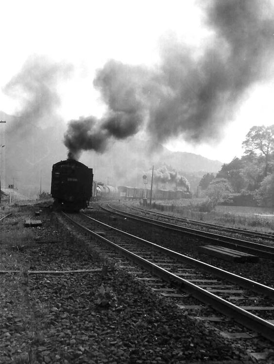 昭和４４年５月３日加太駅を出て中在家方向へ登って行く貨物。