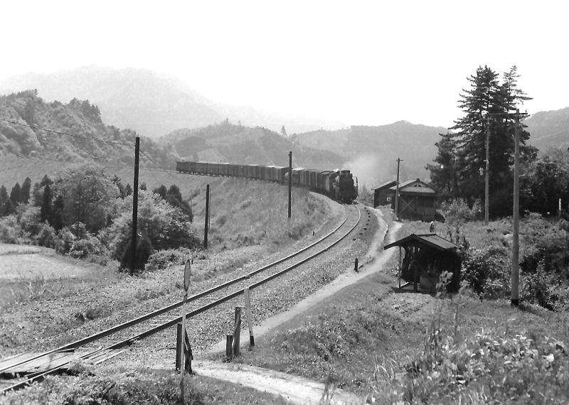 加太の大築堤を下って来るＤ５１