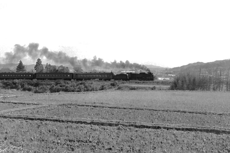 昭和４８年５月　伊賀上野　亀山から竜華へ回送される紀勢線用客車
