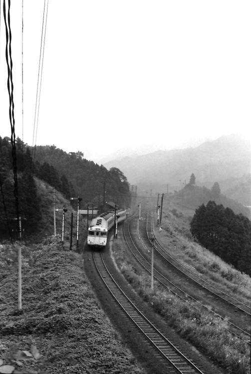 中在家信号場を通過する急行かすが