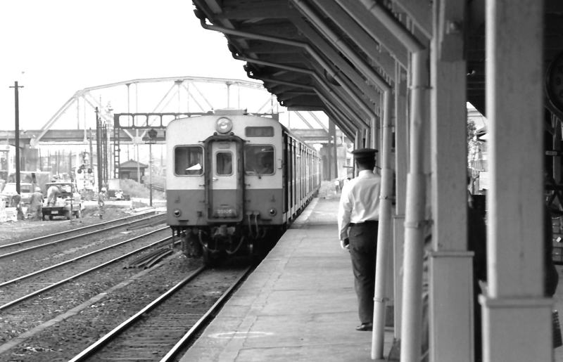 昭和４９年　八尾駅に入って来るキハ３５の奈良行き。