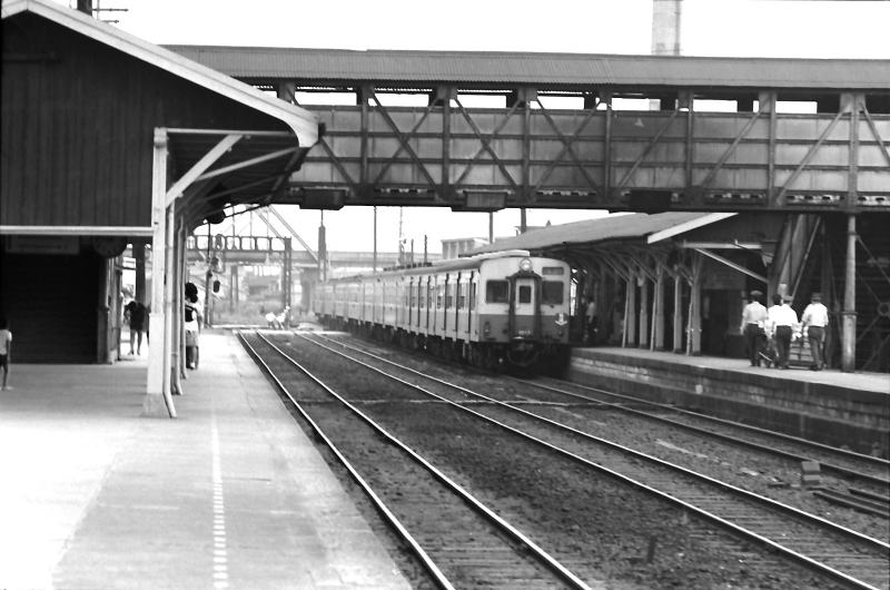 八尾駅を通過するキハ３５・２０・１７系の混じった快速。