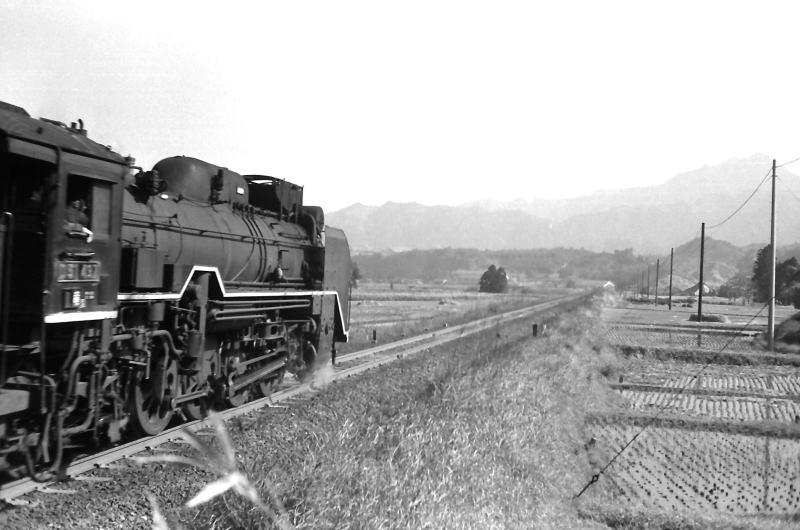 昭和４４年５月３日　25/1000の下り坂をゆっくり降りていくＤ５１