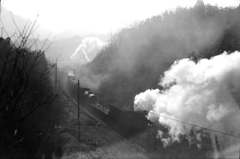 坂を上って行く貨物　後部補機