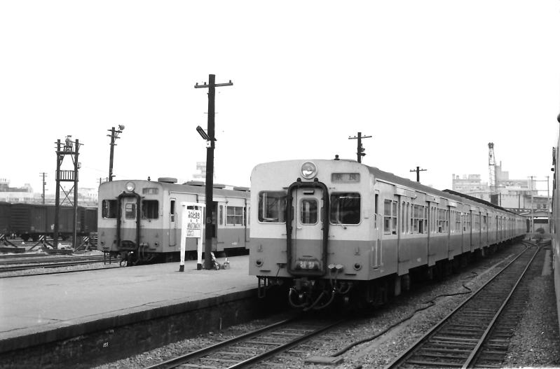 昭和４４年９月。湊町駅に停車中のキハ３５の列車。低いホーム。