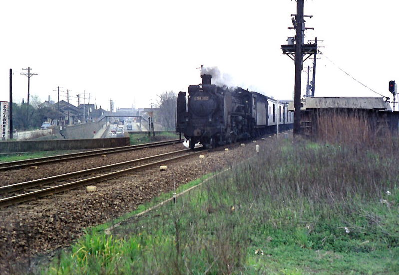 昭和４４年３月。加美付近を通過するＣ５８の荷物列車